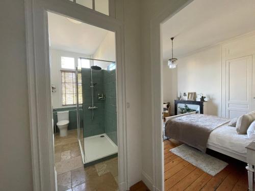 1 dormitorio con ducha, 1 cama y baño en Maison M on the Dordogne, en Sainte-Foy-la-Grande