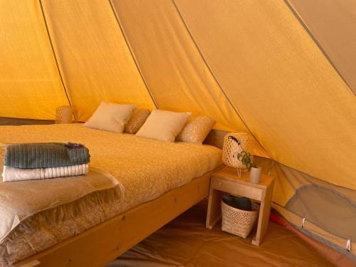 1 dormitorio con 1 cama en una tienda de campaña en Quinta da Boa Sorte en Estói