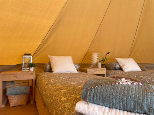 pokój z 2 łóżkami w namiocie w obiekcie Quinta da Boa Sorte w mieście Estoi