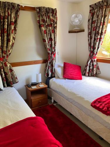 Cette chambre comprend 2 lits et une fenêtre. dans l'établissement Waiotahi Valley Lodge, à Thames