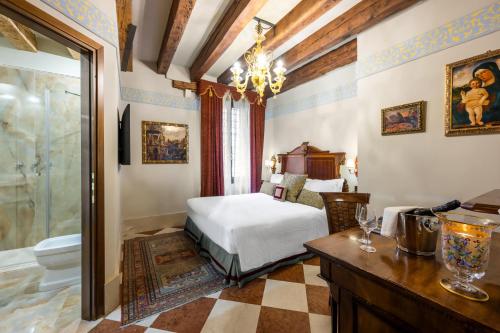 a bedroom with a bed and a bathroom at Hotel Palazzo Priuli in Venice