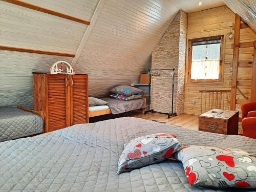 1 dormitorio con 2 camas y ventana en Chata Panorama en Stróża