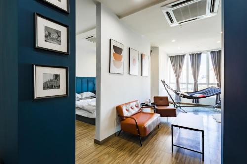 吉隆坡的住宿－SETAPAK CENTRAL KL-zeta suite by ALOHA，客厅设有蓝色墙