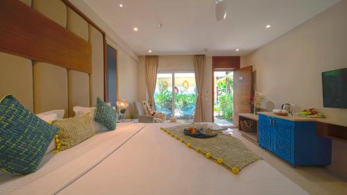 sala de estar amplia con cama grande y sala de estar en Estrela Do Mar Beach Resort - A Beach Property, en Calangute