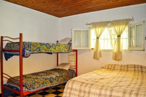 a bedroom with two bunk beds in a room at Cabaña Ascensión-Caminos del Vino in Colonia Las Rosas