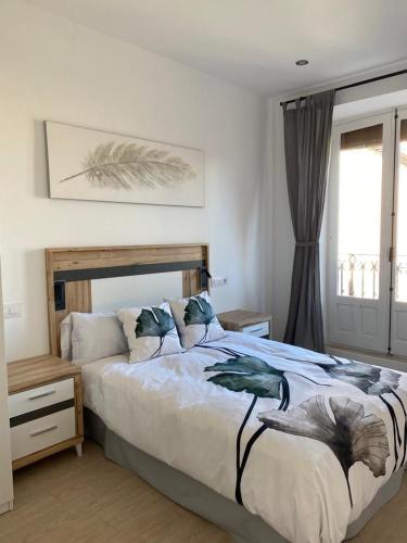 Un dormitorio con una cama grande y una ventana en Exclusivo apartamento de diseño en PLAZA MAYOR VUT 09-449, en Burgos