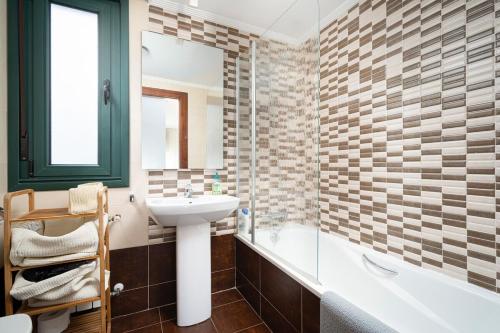 La salle de bains est pourvue d'un lavabo et d'un miroir. dans l'établissement MyHouseSpain - Fantastico piso cerca del centro, à Oviedo