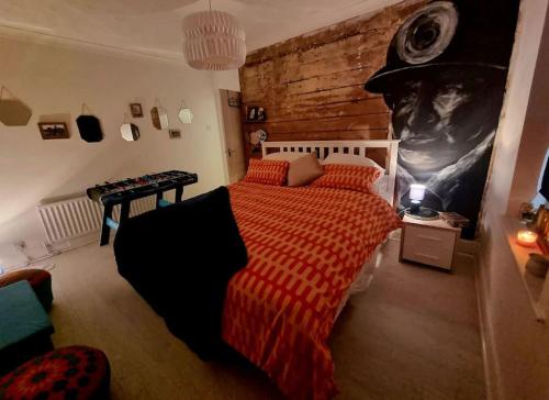1 dormitorio con 1 cama con sombrero en la pared en The Light House, en Seaham