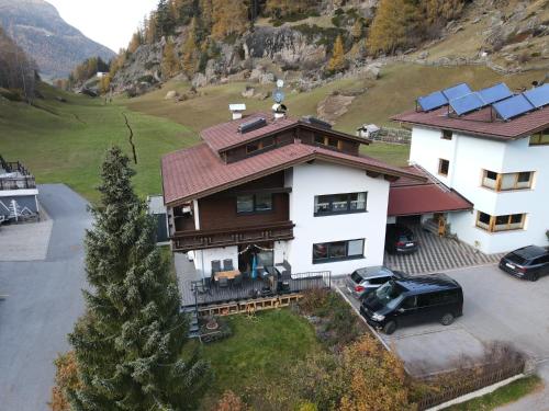 una casa con un coche aparcado delante de ella en Ferienwohnung Scheiber, en Sölden