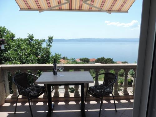 Fotografia z galérie ubytovania Apartment in Brela with sea view, terrace, WiFi, washing machine 4947-2 v destinácii Brela