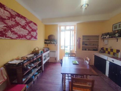 een keuken met een houten tafel in een kamer bij Chateau View Chambres d'hôtes in Quillan