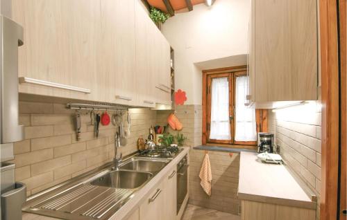 cocina con fregadero y encimera en Lovely Home In Montecatini Alto With Kitchen, en Nievole