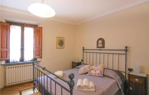 Un dormitorio con una cama con sábanas y almohadas púrpuras. en Lovely Home In Montecatini Alto With Kitchen, en Nievole
