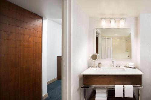 een badkamer met een wastafel en een spiegel bij Grand Hyatt San Antonio River Walk in San Antonio