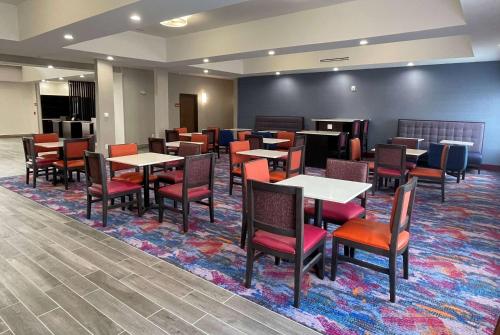 a dining room with tables and chairs at La Quinta Inn and Suites by Wyndham - Schertz in Schertz