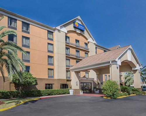 a hotel building with a parking lot in front of it at Comfort Inn Southwest Fwy at Westpark in Houston