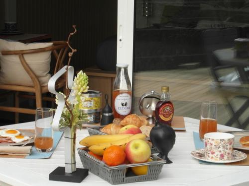 a table with a basket of fruit on a table at MAROSENIA TTIKI - Cabanes et Spa in Ascain