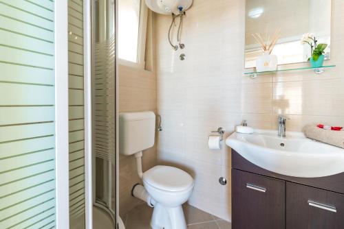 y baño con aseo y lavamanos. en Amazing view apartment Slavica 3, en Dubrovnik