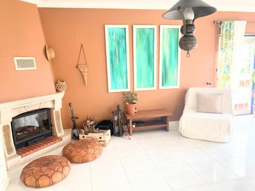Ruang duduk di Ericeira Soulsurfers Guesthouse
