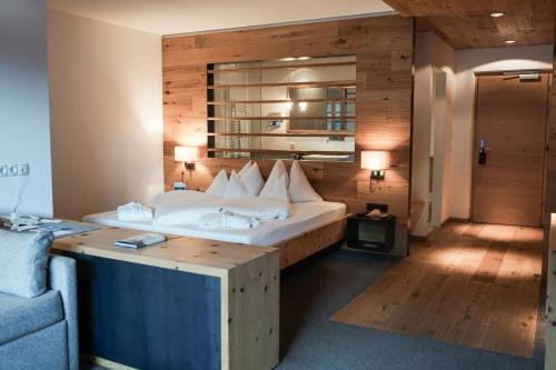ノーヴァ・レヴァンテにあるシャルム ホテル フリードリッヒのベッドルーム(大型ベッド1台、ソファ付)