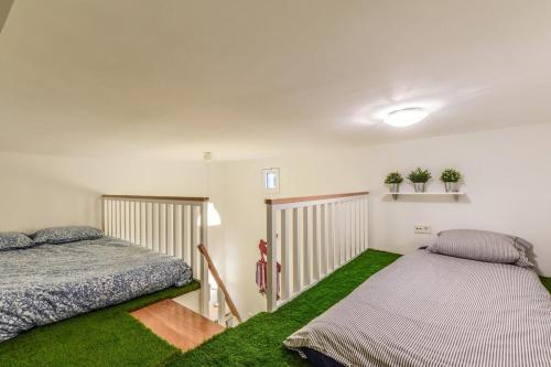 sypialnia z 2 łóżkami i zieloną trawą w obiekcie MyHouseSpain - Apartamento de lujo en Malasaña - MHM w Madrycie