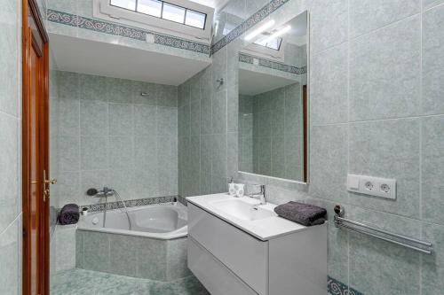 Bathroom sa Villa Marlenghi with Private Pool