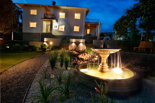 - une fontaine devant une maison la nuit dans l'établissement Felixi Maja, à Viljandi