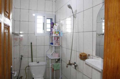 ein Bad mit einem WC und einem Waschbecken in der Unterkunft Cozy Bay in Douala
