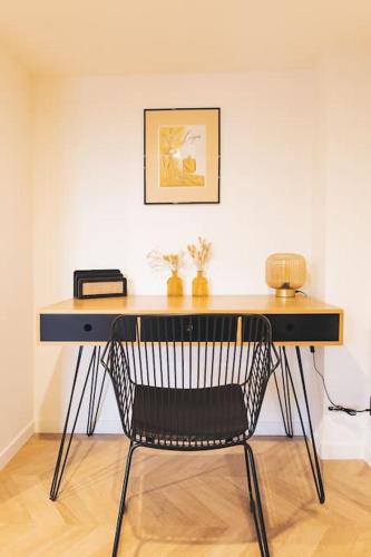 - un bureau avec une chaise dans la chambre dans l'établissement Le Petit Martray - Au coeur du centre ville, à Lamballe