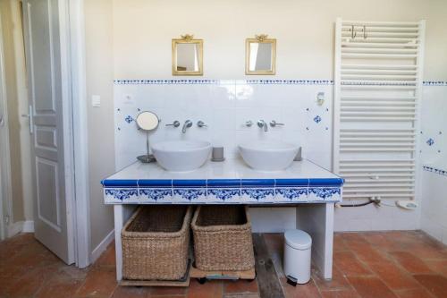 een badkamer met twee wastafels op een blauw en wit aanrecht bij Le Clos du Tilleul Fabuleuse propriété 15 à 30 Pers Piscine au coeur d'un charmant village in Thilouze