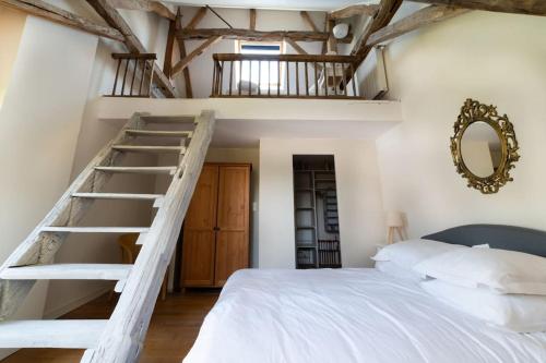 sypialnia z łóżkiem na podwyższeniu i drabiną w obiekcie Le Clos du Tilleul Fabuleuse propriété 15 à 30 Pers Piscine au coeur d'un charmant village w mieście Thilouze