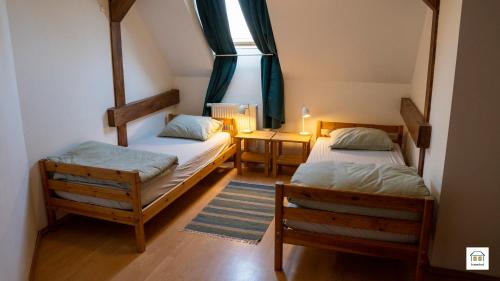 2 camas individuales en una habitación con ventana en Ferienhaus Fristerhof, en Keeken