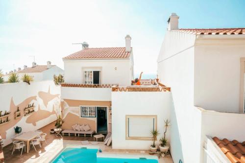 einen Blick auf den Hinterhof eines Hauses mit Pool in der Unterkunft Ericeira Soulsurfers Guesthouse in Ericeira