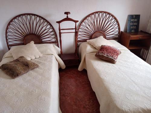 dos camas sentadas una al lado de la otra en un dormitorio en Tourist room, en Valencia