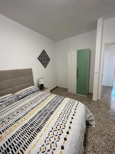 a bedroom with a large bed and a green cabinet at Casa unifamiliar. Gran terraza. Vistas. Tele working in Los Realejos