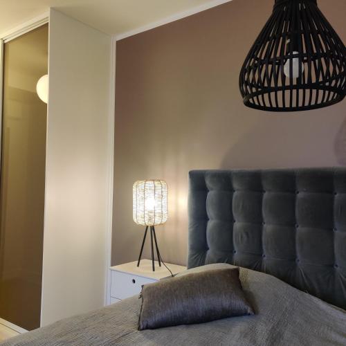 a bedroom with a bed and a lamp at Huoneisto rantabulevardilla, 1-4 hengelle in Savonlinna