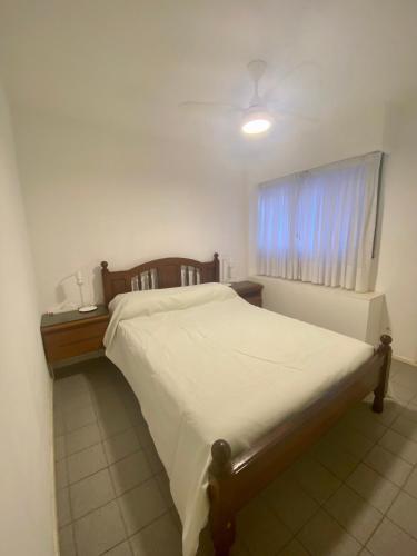 1 dormitorio con cama y ventana en Quiroz 225 en Córdoba