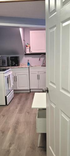 Beautiful Basement Apartment – Photos 2