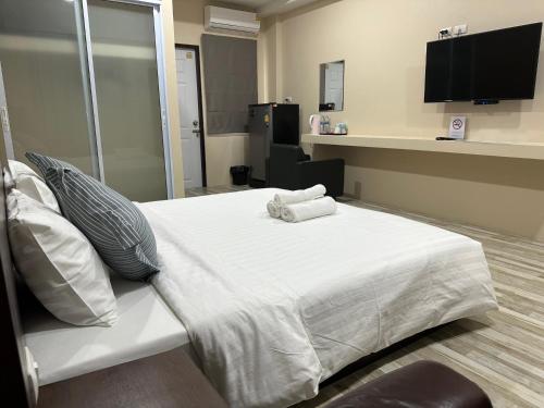 Better Life Residence Phuket في شاطئ ناي يانغ: غرفة مستشفى مع سرير عليه مناشف