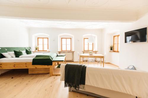 een woonkamer met 2 bedden en een bank bij Hallstatt Hideaway - Adults only in Hallstatt