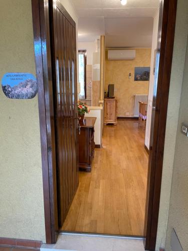 a hallway with a door leading into a room at Hotel Diffuso Il Portichetto sulla collina a Vezio Perledo in Perledo