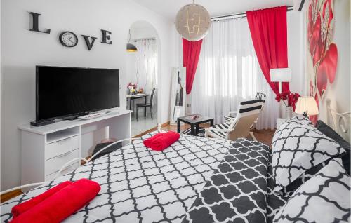 - une chambre avec un lit noir et blanc et des oreillers rouges dans l'établissement Lovely Apartment In Finida With Wifi, à Petrovija