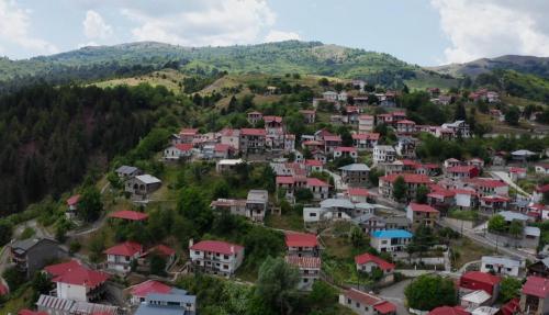 にあるVilla Mariaの家屋のある丘の上の村の空中風景