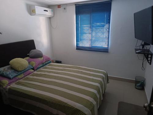 un dormitorio con una cama con dos animales de peluche en HABITACION PARA DOS PERSONAS en Barranquilla