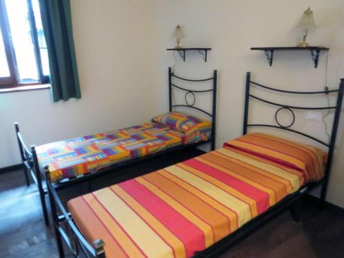 duas camas sentadas uma ao lado da outra num quarto em Rustic Chic em Ischia di Castro