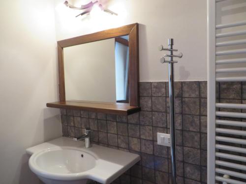 uma casa de banho com um lavatório e um espelho em Rustic Chic em Ischia di Castro