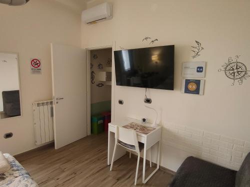 Televízia a/alebo spoločenská miestnosť v ubytovaní Blue Rose Private Room