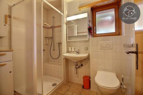 オヴロナにあるCarving Residenceのバスルーム(トイレ、洗面台、シャワー付)