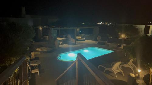 Vista sulla piscina di Sakas Residences o su una piscina nei dintorni