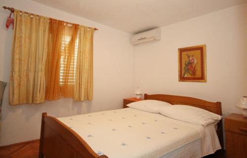 1 dormitorio con cama y ventana en Apartments Juraj, en Drasnice